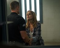 The Rookie – Tim Bradford (Eric Winter) versucht seine drogensüchtige Ehefrau Isabel Bradford (Mircea Monroe) zu einem Entzug zu überreden.