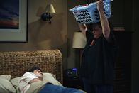 Two and a Half Men – Berta (Conchata Ferrell, r.) gibt Charlie (Charlie Sheen, l.) eine Kostprobe, wie es sein könnte, wenn sie nicht mehr da ist ...