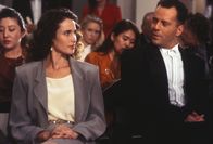 Hudson Hawk - Der Meisterdieb – Der geplagte Meisterdieb Hudson Hawk (Bruce Willis, r.) ahnt nicht, welche Rolle die Kunstexpertin Dr. Anna Baragli (Andie MacDowell, l.) in dieser dubiosen Geschichte spielt ...