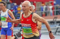 Mein Körper – 82 und voll im Wettkampfmodus: Friedhelm Adorf – mehrfacher Deutscher Meister, Europa- und Weltmeister im Sprint und Weitsprung. Mit 50 Jahren kam er zur Leichtathletik. Sie hält ihn fit.