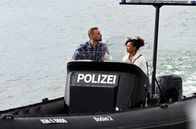 WaPo Bodensee – Michael Jungbluth (Florian Schmidtke, l.) hat das WaPo- Boot gekapert, weil er seiner Geliebten Zola Burchardt (Sithembile Menck, r.) helfen will. Diese steht unter dem Verdacht ihren Mann ermordet zu haben.