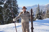 Hoagascht – Moderator Richard Deutinger in historischer Skiausrüstung