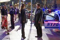 Castle – Nachdem der Gründer eines Porno-Video-Franchises ermordet aufgefunden wird, ermitteln Richard Castle (Nathan Fillion, r.) und Kate Beckett (Stana Katic, M.) ...