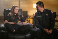 Station 19 – Andy Herrera (Jaina Lee Ortiz, l.); Rigo Vasquez (Rigo Sanchez, r.)