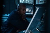 Alex Rider – Die Jagt auf den Cyber-Terroristen hat für die Abteilung nun höchste Priorität. Als sich Smithers (Nyasha Hatendi) den Code genauer ansieht, erkennt er plötzlich ein Muster.