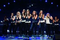 Pitch Perfect 2 – Der Collegeabschluss rückt immer näher, doch die A-Cappella-Weltmeisterschaft in Kopenhagen fordert fast die gesamte Aufmerksamkeit der Barden Bellas, denn (v.l.n.r.) Cynthia Rose (Ester Dean), Ashley (Shelley Regner), Jessica (Kelley Alice Jakle), Emily (Hailee Steinfeld), Beca (Anna Kendrick), Chloe (Brittany Snow), Stacie (Alexis Knapp), Fat Amy (Rebel Wilson) und Lilly (Hana Mae Lee) wollen unbedingt als erste amerikanische Gruppe bei der Weltmeisterschaft gewinnen ...