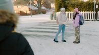 Wahrheit oder Pflicht – Sanne (Tilde Ender Søvik, l.) kommt nicht mehr an Tara (Maya Ystenes, M.) heran, weil Michelle (Zara Ghairat, r.) sie vereinnahmt. Sanne ist so verzweifelt, dass sie am Zebrastreifen umdreht. Sie schafft es nicht mehr in die Schule.
