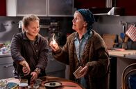 Die Fallers - Die SWR Schwarzwaldserie – Lioba (Lisbeth Felder, re.) zeigt der „Junghexe" Carlotta (Mila Breiter) ein Ritual, das helfen soll, die schlechten Energien zu vertreiben.