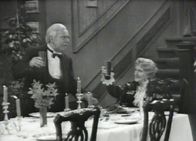 Dinner for One – Cheers: Freddie Frinton als Butler James, May Warden als Miss Sophie.