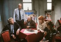 Tatort – NDR Fernsehen TATORT, "Voll auf Hass" Uhr. Für Dagmar (Heike Faber, rechts) sollte es der glücklichste Tag ihres Lebens werden - es wurde der Schrecklichste: Während ihrer Verlobungsfeier mit Erdal stürmen Skinheads das Lokal und töten Erdal. Vorsichtig befragen Kommissar Stoever (Manfred Krug, 2. v. links) und Brockmöller (Charles Brauer, Mitte) die noch unter Schock stehende Dagmar und ihre Eltern (Johanna Liebeneiner, 2. v. rechts und Ulrich Pleitgen, links) zum Verlauf der Schlägerei.