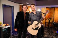 Call Me Kat – Robin Thicke (l.); Max (Cheyenne Jackson, r.)