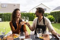 neoriginal: Like a Loser – Marie (Tinka Fürst, l.) und Guideon (Tom Beck, r.) beim harmonischen Grillabend: Zwischen strahlenden Blicken und perfekt mariniertem Essen scheint Guideon einmal mehr alles richtig zu machen.
