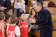 Modern Family – Als das Basketballspiel von Mannys (Rico Rodriguez, Mi.) Team nicht so recht gelingen will, greift Jay (Ed O'Neill, re.) ein und übernimmt kurzerhand den Job des Trainers...