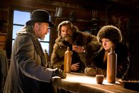 The Hateful Eight – L-R: Oswaldo Mobray (Tim Roth) und John "Der Henker" Ruth (Kurt Russell) versuchen Daisy Domergue (Jennifer Jason Leigh) ihre Situation klar zu machen.