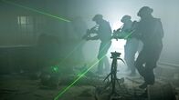 neoriginal: Westwall – Ira (Jeanette Hain, Boden hinten) und Julia (Emma Bading, Boden vorne) im Visier der Polizei.