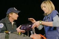 Scrubs - Die Anfänger – Elliott (Sarah Chalke, r.) sucht, nachdem sie einen Patienten falsch intubiert hat, Rat bei Dr. Casey (Michael J. Fox, l.), der jedoch momentan ganz andere Interessen verfolgt ...