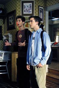 Malcolm mittendrin – Reese (Justin Berfield, li.) und Malcolm (Frankie Muniz) unternehmen 'mal wieder den verzweifelten Versuch einer Rechtfertigung.