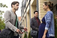 In aller Freundschaft – Arzu Ritter (Arzu Bazman, rechts) trifft Niklas Ahrend (Roy Peter Link, links) zum ersten mal wieder, seit er von seiner Reise aus Kanada zurück ist. Die Stimmung ist befangen und als sie von Weitem Philipp Brentano (Thomas Koch) kommen sieht, bricht sie das Gespräch ab und geht zügig in die Klinik.