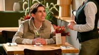 Rote Rosen – Pedro (Gustav Strunz) sorgt im Carlas für viel Chaos.