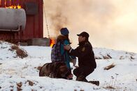 Thin Ice – Der Tele-Tower explodiert. Enok (Angunnguaq Larsen, re. ) tröstet Ajaa (Julie Ella Eigaard), sind in Sicherheit.