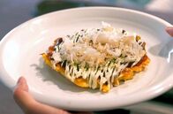 Stadt Land Kunst – In Osaka bereitet Maya eine Art Kohl-Pfannkuchen zu: Die Okonomiyaki serviert sie mit einer speziellen Soße und Katsuobushi-Flocken.