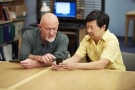Community – Denken über das Ende einer Ära nach, als verkündet wird, dass das Greendale College an die Fastfoodkette Subway verkauft werden könnte: Hickey (Jonathan Banks, l.) und Chang (Ken Jeong, r.) ...