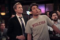 How I Met Your Mother – Barney (Neil Patrick Harris, l.) versucht, Ted (Josh Radnor, r.) dazu zu bringen, mit ihm eine legendäre Nacht nach der anderen zu erleben ...