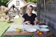 Zu Tisch ... – Zu Tisch Zentralserbien Milica Čvrkić backt einen Himbeerstrudel Copyright: SRF/Reiner Bauer