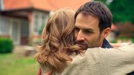 Rote Rosen – Lou (Eva-Maria Grein von Friedl l.) ist verletzt, weil Daniel (Daniel Fritz r.) nur von seiner letzten Chance auf ein Kind spricht – es war auch ihre letzte Chance.