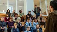 Tatort – Falke (Wotan Wilke Möhring, oben, r.) nimmt die Ermittlungen im Eliteinternat auf (mit Katarina Gaub, oben, 3.v.l.)