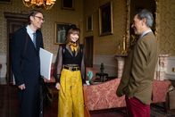 The Outlaws – Lady Gabby (Eleanor Tomlinson, M.) ist aufgeregt. Endlich treffen sie und Greg (Stephen Merchant, l.) ihren Vater (Richard E. Grant, r.), um über ihr heißersehntes Festival zu sprechen. Was wird er zu Gabbys Herzensprojekt sagen?