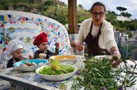 Zu Tisch ... – Fernanda bereitet mit ihren Enkeln Insalata Carfona mit wilden Bohnen zu.