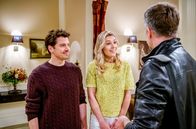 Sturm der Liebe – Larissa (Anna Karolin Berger, M.) fasst einen anderen Plan, um Yanniks (Jo Weil, r.) Bruder Kilian (Anthony Paul, l.) zu verführen.