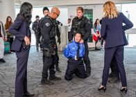 S.W.A.T. – Daniel 'Hondo' Harrelson (Shemar Moore, 2.v.l.) und Dominique Luca (Kenny Johnson, 2.v.r.) Die Verwendung des sendungsbezogenen Materials ist nur mit dem Hinweis und Verlinkung auf TVNOW gestattet.