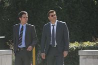 Bones - Die Knochenjägerin – James Aubrey (John Boyd, l.); Seeley Booth (David Boreanaz, r.)