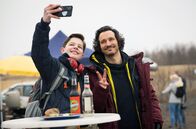 In aller Freundschaft – Cosmo Wolff (Max Bär, li.) macht einen Ausflug zu einer Rallyestrecke. Dort trifft er zufällig auf sein großes Idol Ali Günez (Ferdi Özten, re.).