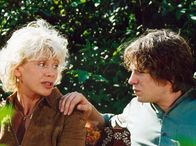 In aller Freundschaft – MDR Fernsehen IN ALLER FREUNDSCHAFT FOLGE 206, "Ich will nach Hause" Uhr. Ulrike Schmidt (Karin Düwel) weigert sich, die Pflege ihrer Mutter zu übernehmen. Da gibt es nur noch einen Ausweg für den Enkel René (Luke Wilkens)...