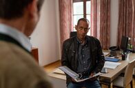 Watzmann ermittelt – Jerry Paulsen (Peter Marton, r.) stößt bei den Ermittlungen auf den verdächtigen Inhalt eines Ordners. In diesem Zusammenhang rückt ein alter Bekannter wieder in das Zentrum der Ermittlungen.