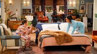 Call Me Kat – Kat (Mayim Bialik, l.); Randi (Kyla Pratt, r.)