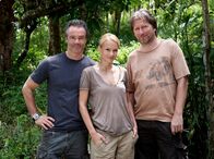 Verloren auf Borneo – rbb Fernsehen VERLOREN AUF BORNEO Uhr. Alex (Hannes Jaenicke, li.) flüchtet mit Julia (Mirjam Weichselbraun) tief in den Dschungel, wo der idealistische Tierarzt Dr. Ochsenmeier (Michael Fitz) eine Orang-Utan-Station betreibt.