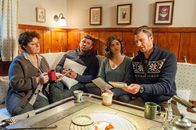 Der Bergdoktor – Hans (Heiko Ruprecht, r.) erzählt Lisbeth (Monika Baumgartner, l.), Martin (Hans Sigl, 2.v.l.) und Lilli (Ronja Forcher, 2.v.r.) von seinem Plan, wie er Susanne und Sophia in Ellmau halten will.