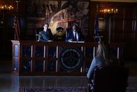 Castle – Eine Besprechung mit sehr hohen Vorgesetzten bringt Kate (Stana Katic, vorne) aus der Fassung ...