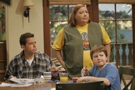 Two and a Half Men – Sind von Charlie überrascht: Alan (Jon Cryer, l.), Berta (Conchata Ferrell, M.) und Jake (Angus T. Jones, r.) ...