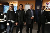 Navy CIS – Eine seltsame Stimme führt eine Joggerin zu einer Leiche im Wald, doch das NCIS-Team (v.l.n.r.: Emily Wickersham, Wilmer Valderrama, Mark Harmon und Rocky Carroll) steht der Sachlage skeptisch gegenüber ...