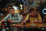 Two and a Half Men – Charlie (Charlie Sheen, r.) hat sich vor Trauer um die Trennung von seiner Verlobten Chelsea total zurückgezogen. Alan (Jon Cryer, l.) versucht alles, ihn wieder unter Menschen zu bringen. Doch wird es gut gehen?