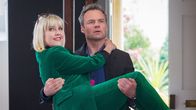 Agatha Raisin – James Lacey (Jamie Glover) gratuliert Agatha Raisin (Ashley Jensen) zu ihrer bestandenen Prüfung als Privatdetektivin.