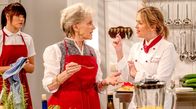 Sturm der Liebe – Greta (Laura Osswald, r.) und Hildegard (Antje Hagen, l.) wetten, wer eine bessere Portweinsoße machen kann.