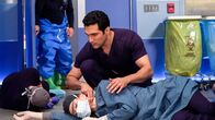 Chicago Med – Untersucht seine Kollegen, die zusammengebrochen sind: Dominic Rains als Dr. Crockett Marcel