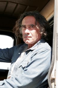 Monk – Monk trifft nach 39 Jahren auf seinen verschollen geglaubten Vater Jack (Dan Hedaya), einen Lkw-Fahrer aus Texas. Die Umstände des Wiedersehens sind allerdings wenig erfreulich, da Jack Monk wegen Widerstands gegen die Staatsgewalt inhaftiert wurde.