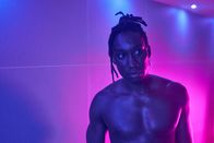 Femme – In einer Schwulensauna trifft Jules (Nathan Stewart-Jarrett) unerwartet Preston wieder, der ihn wenige Monate zuvor brutal und aus homophoben Gründen zusammengeschlagen hat.